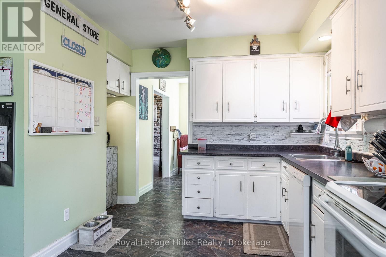 272 JOHN STREET N - 19