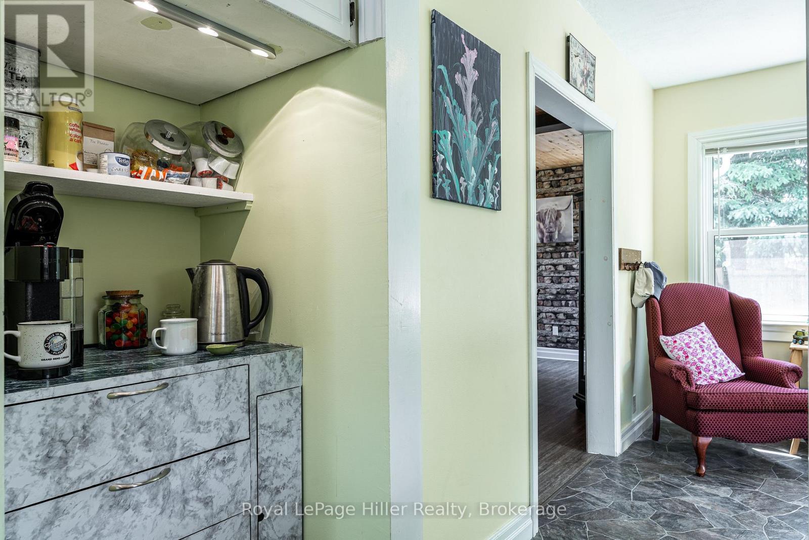 272 JOHN STREET N - 20