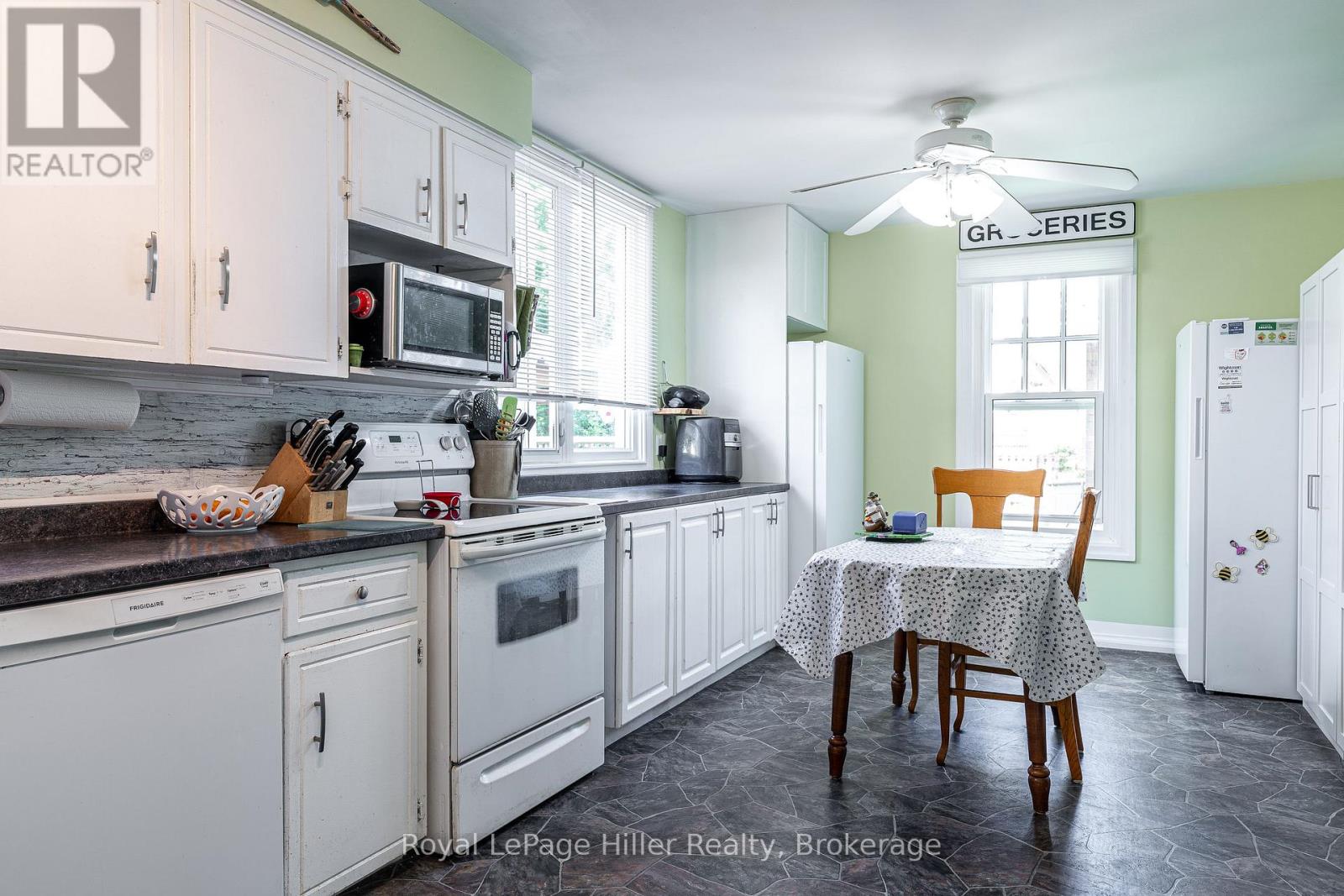 272 JOHN STREET N - 21