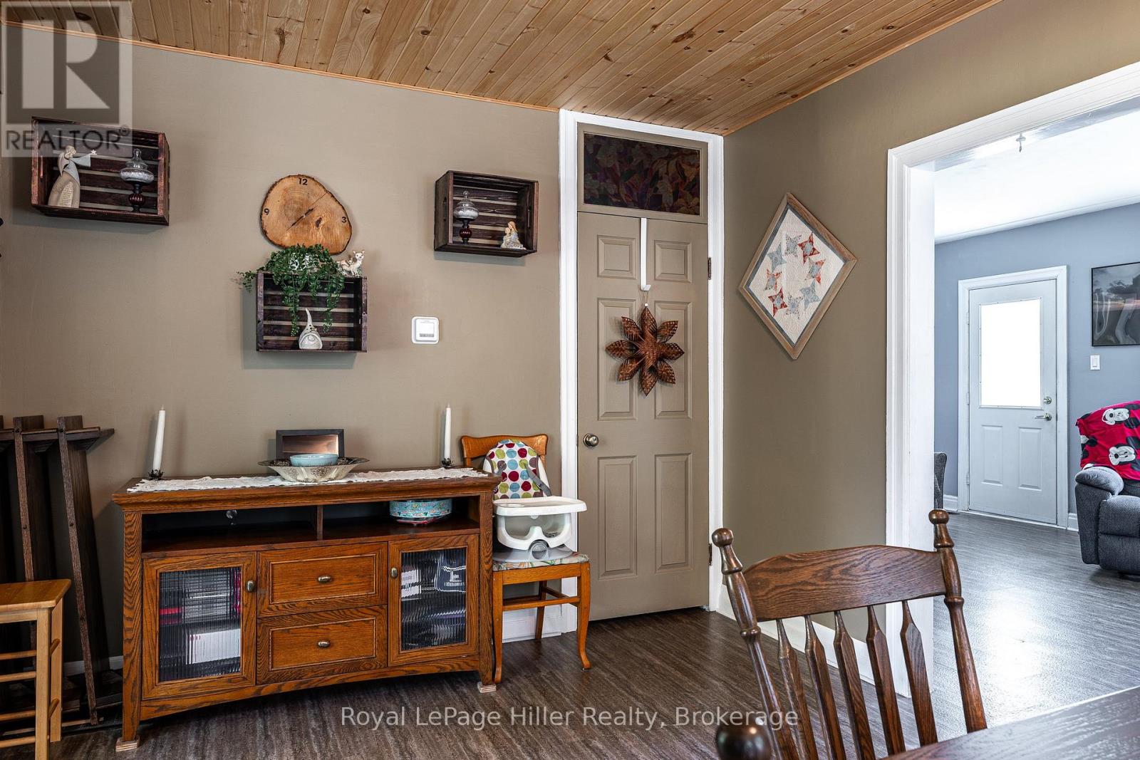 272 JOHN STREET N - 22