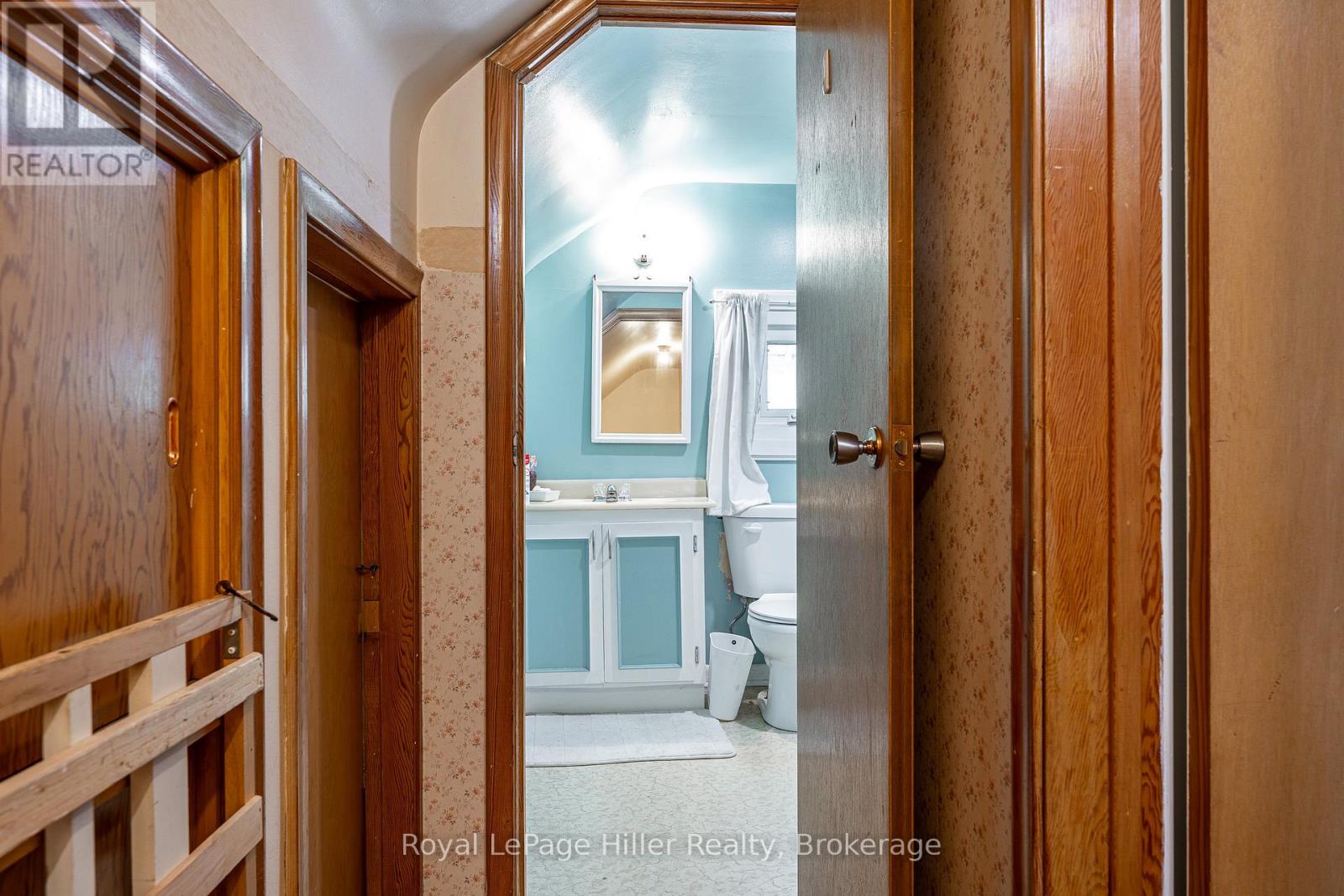 272 JOHN STREET N - 23