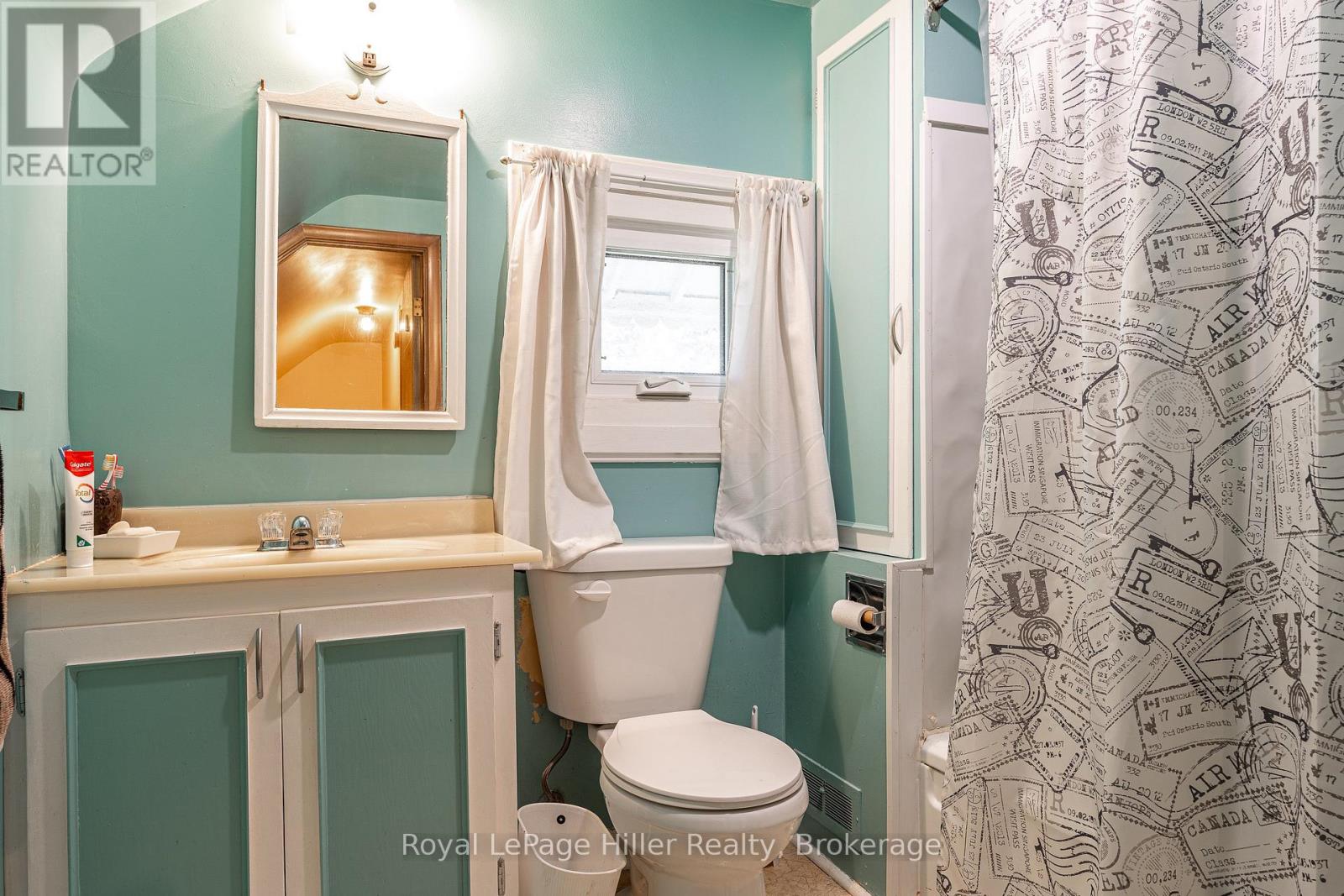 272 JOHN STREET N - 24