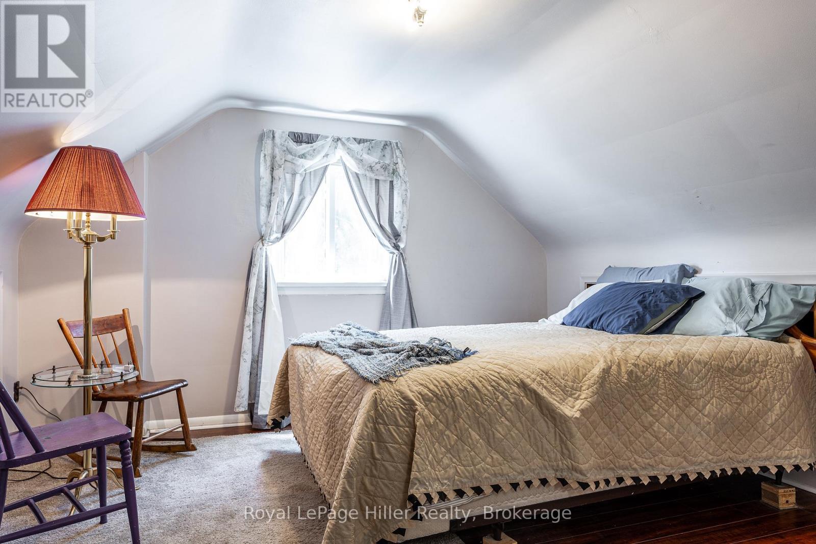 272 JOHN STREET N - 26
