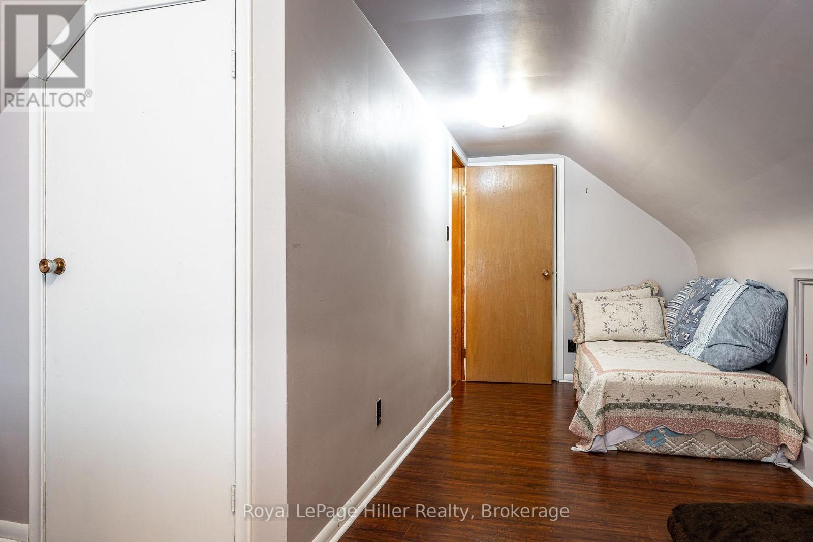 272 JOHN STREET N - 27