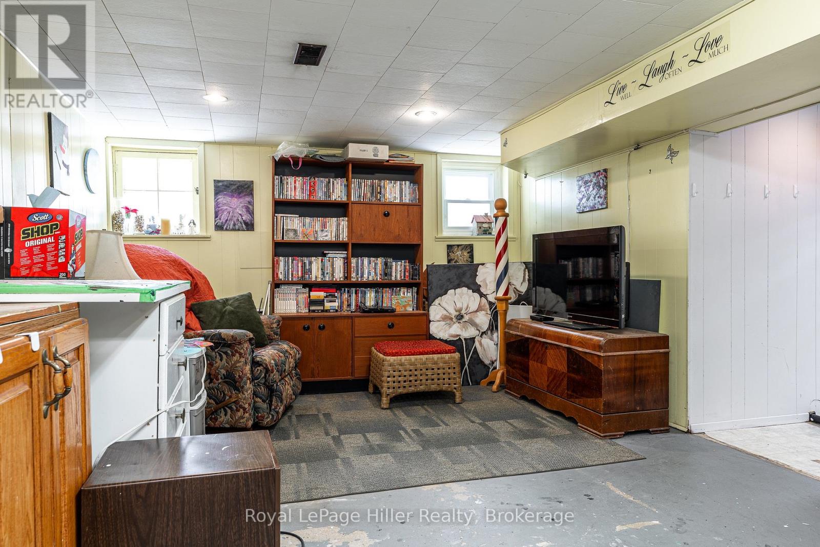 272 JOHN STREET N - 32