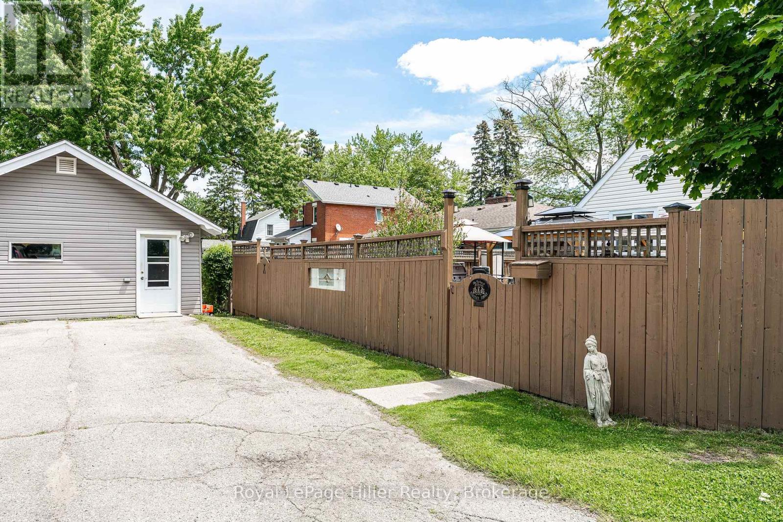 272 JOHN STREET N - 37