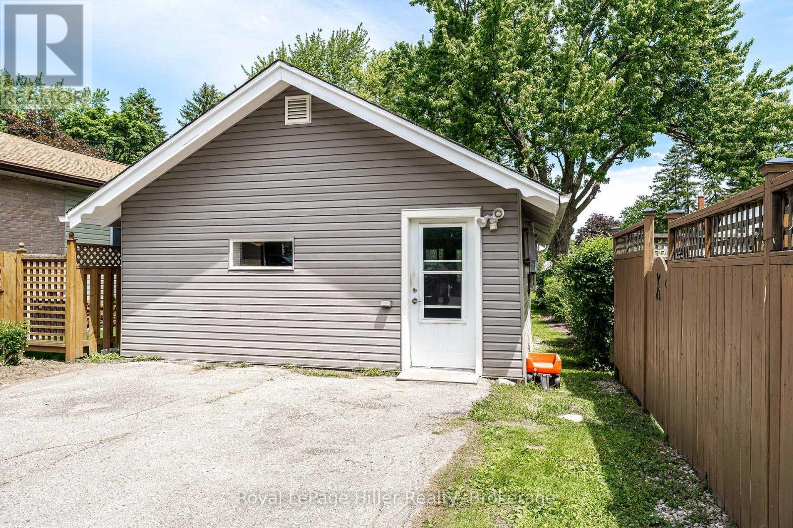 272 JOHN STREET N - 38