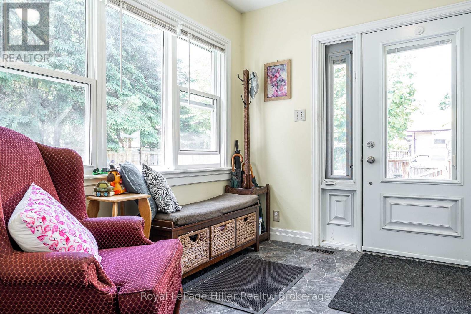 272 JOHN STREET N - 4