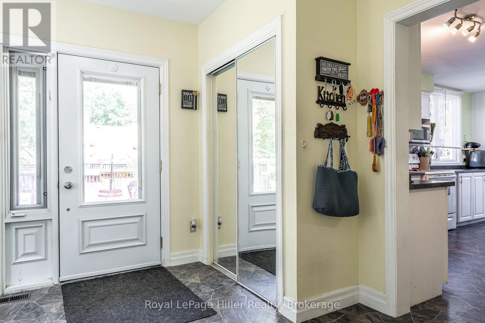 272 JOHN STREET N - 5