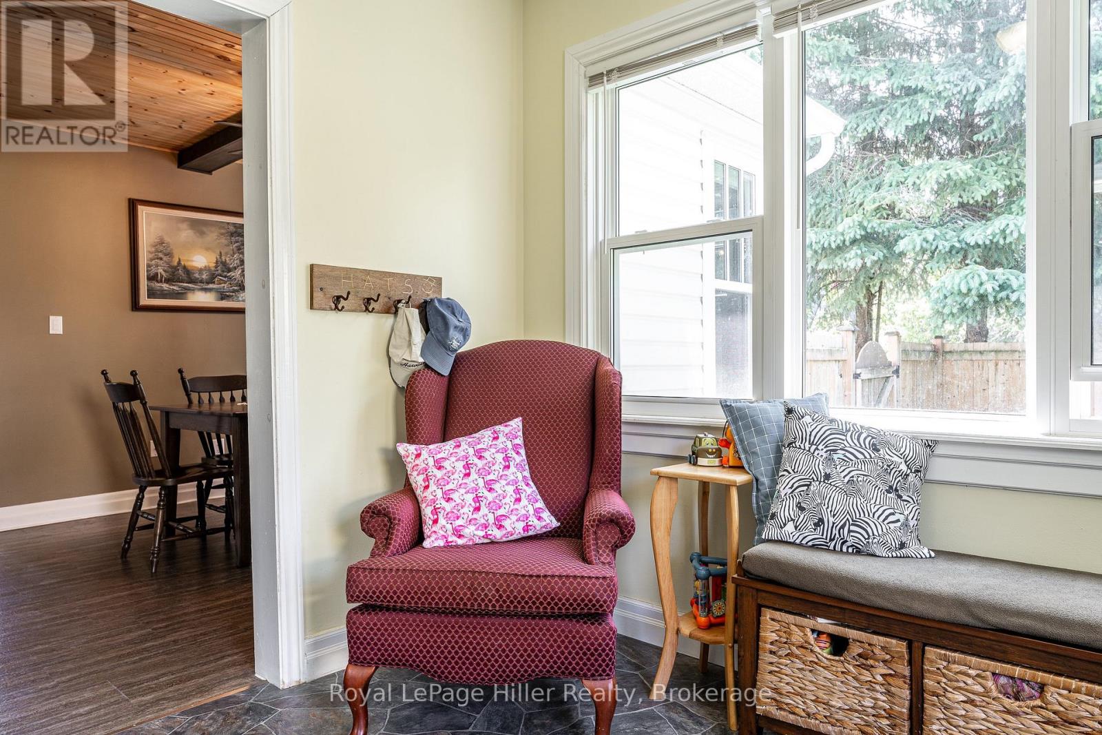 272 JOHN STREET N - 6
