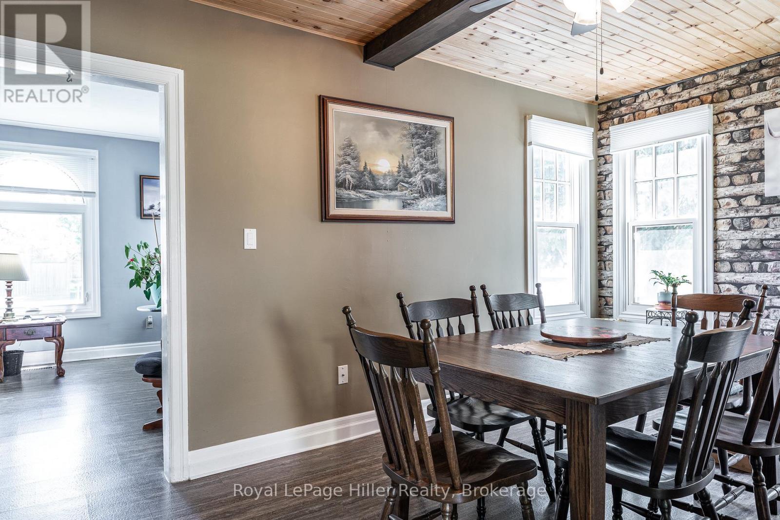 272 JOHN STREET N - 9