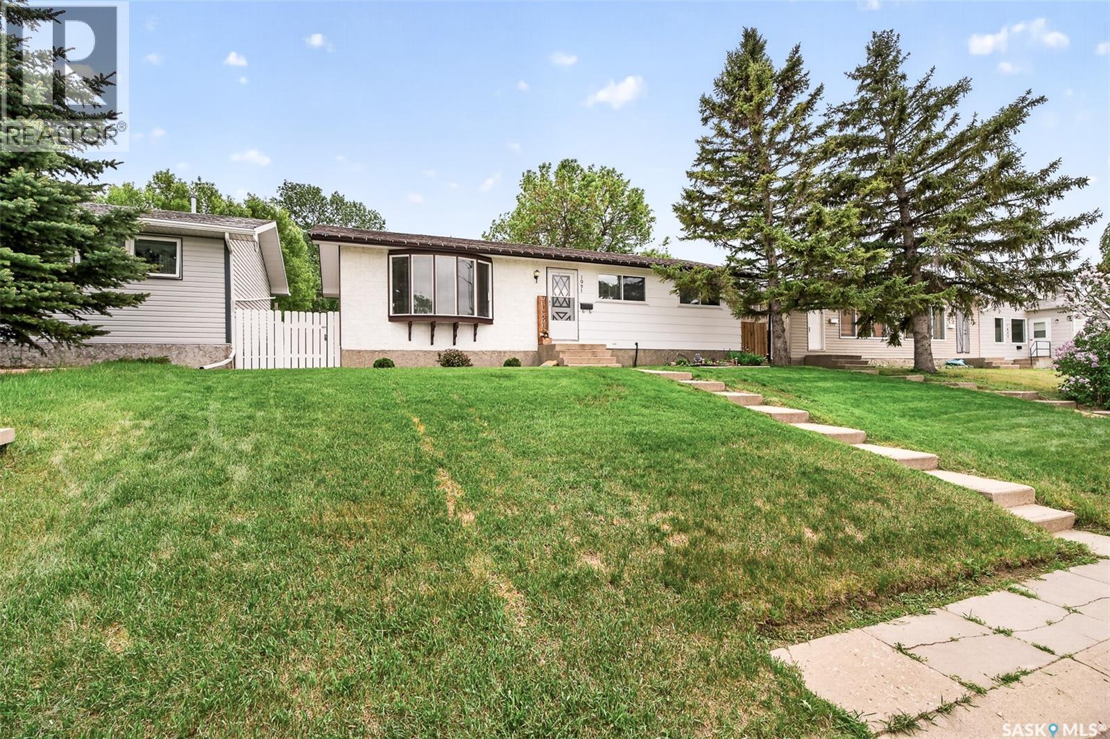 1031 Ross STREET E - Image 3