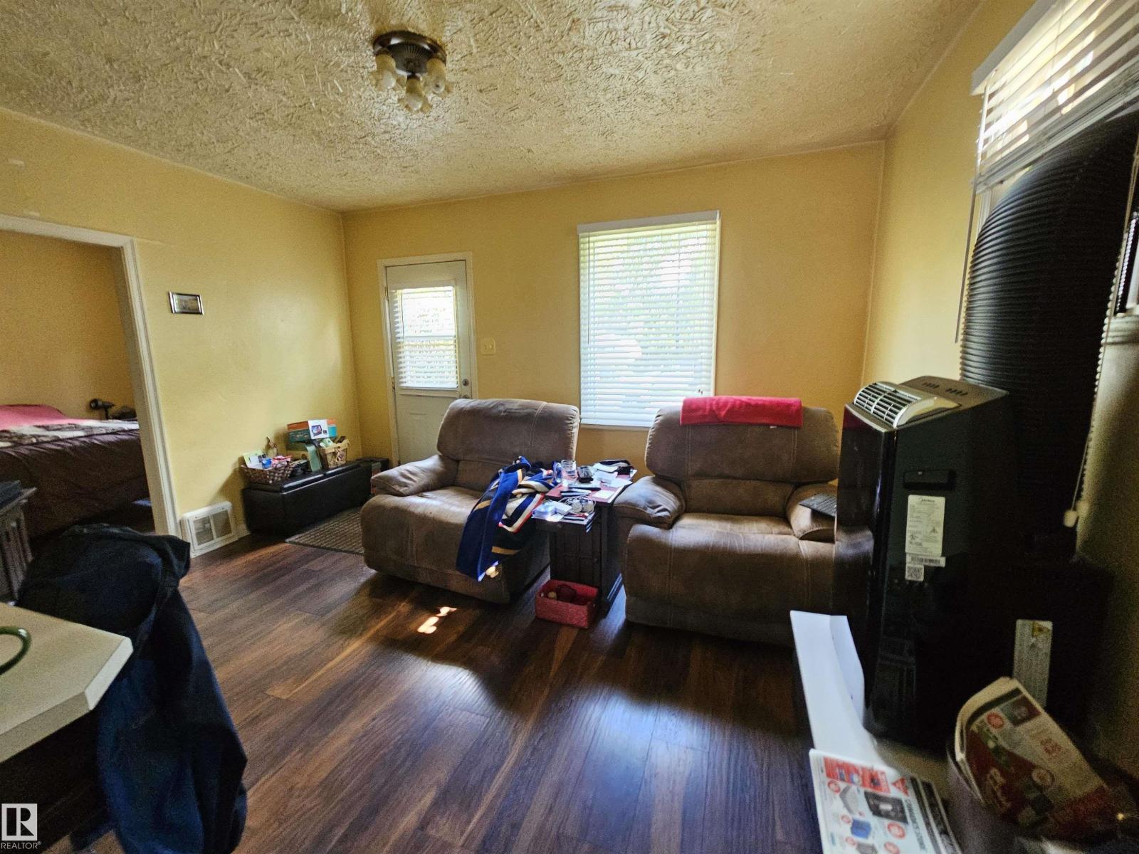 10438 147 ST NW - 3