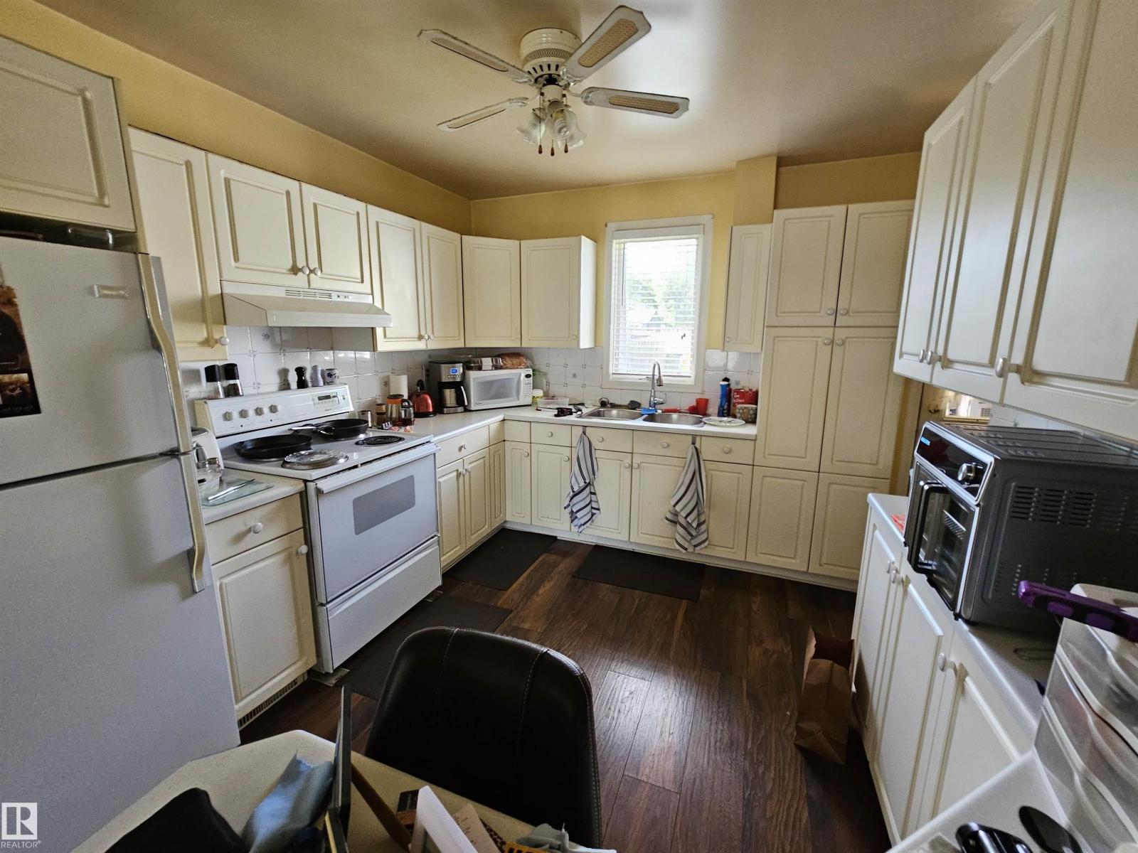 10438 147 ST NW - 4