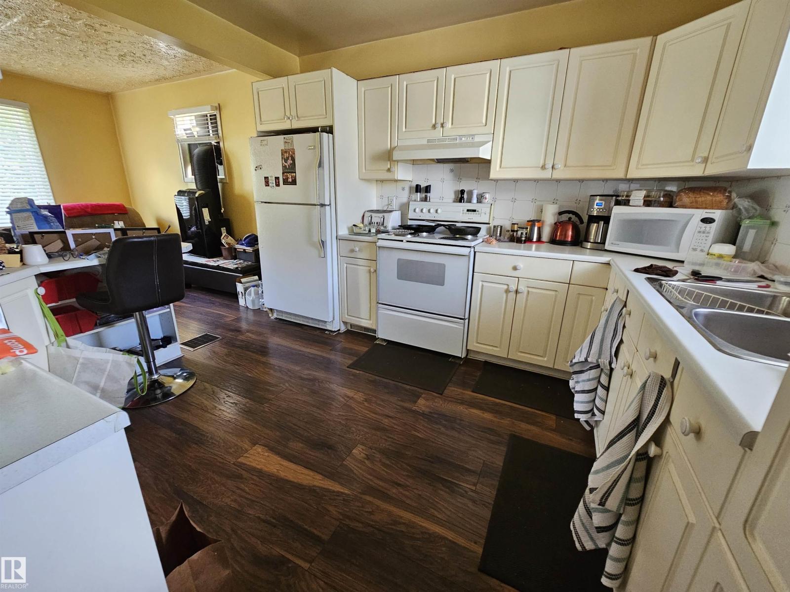 10438 147 ST NW - 5