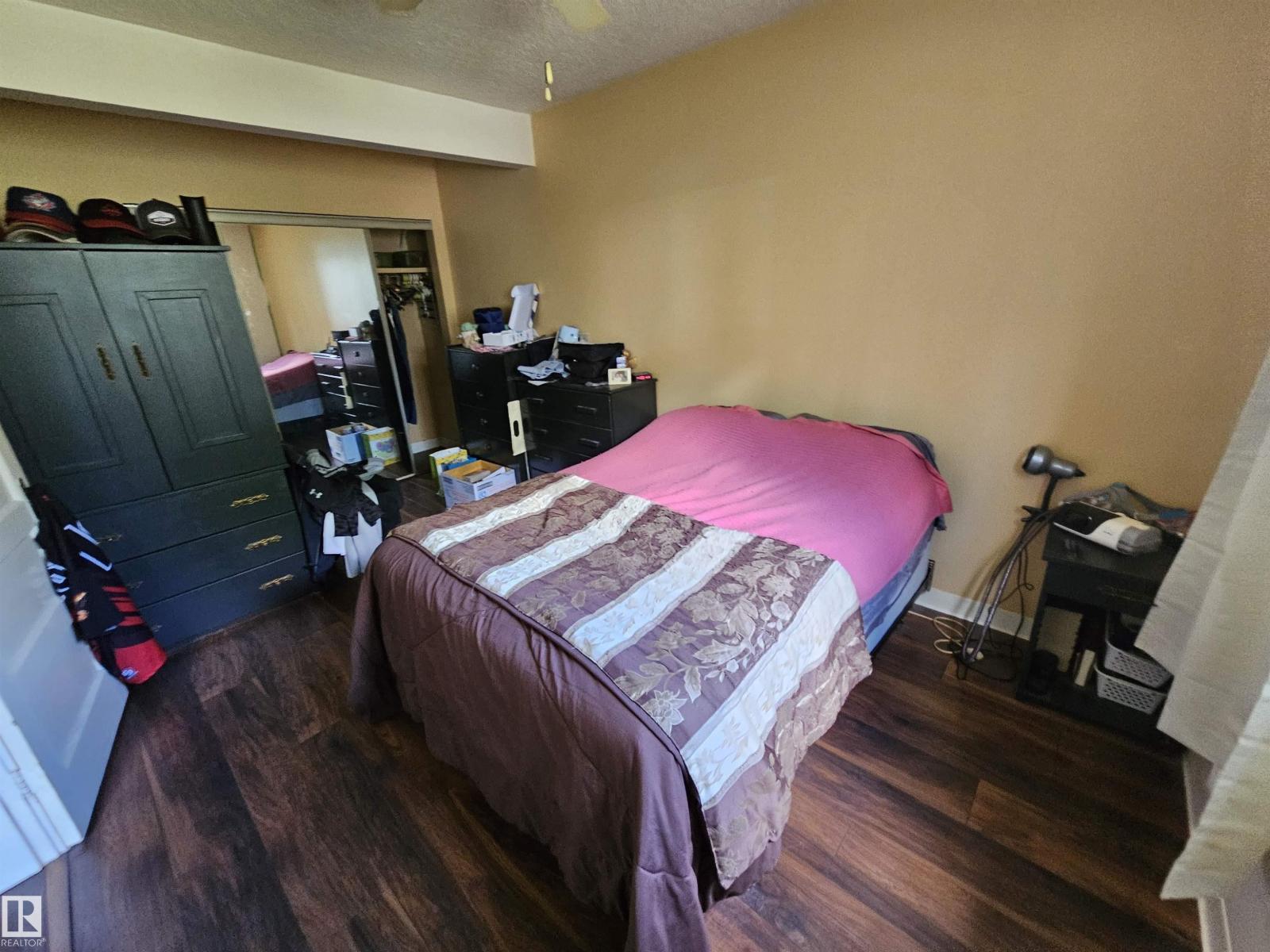 10438 147 ST NW - 7