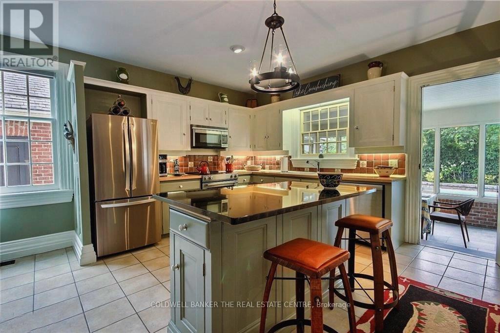 181 PETER STREET N - 4