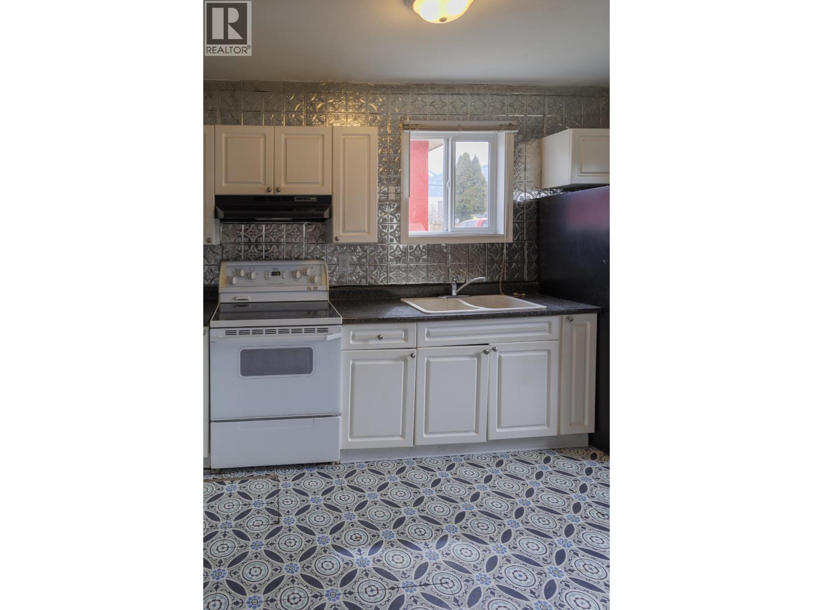 956 4TH AVENUE - 14