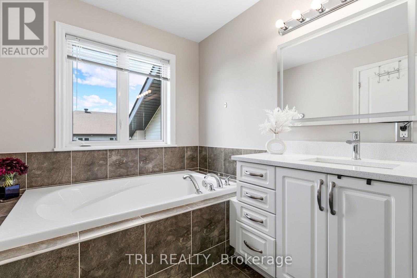 1019 OTTENBRITE CRESCENT - 32