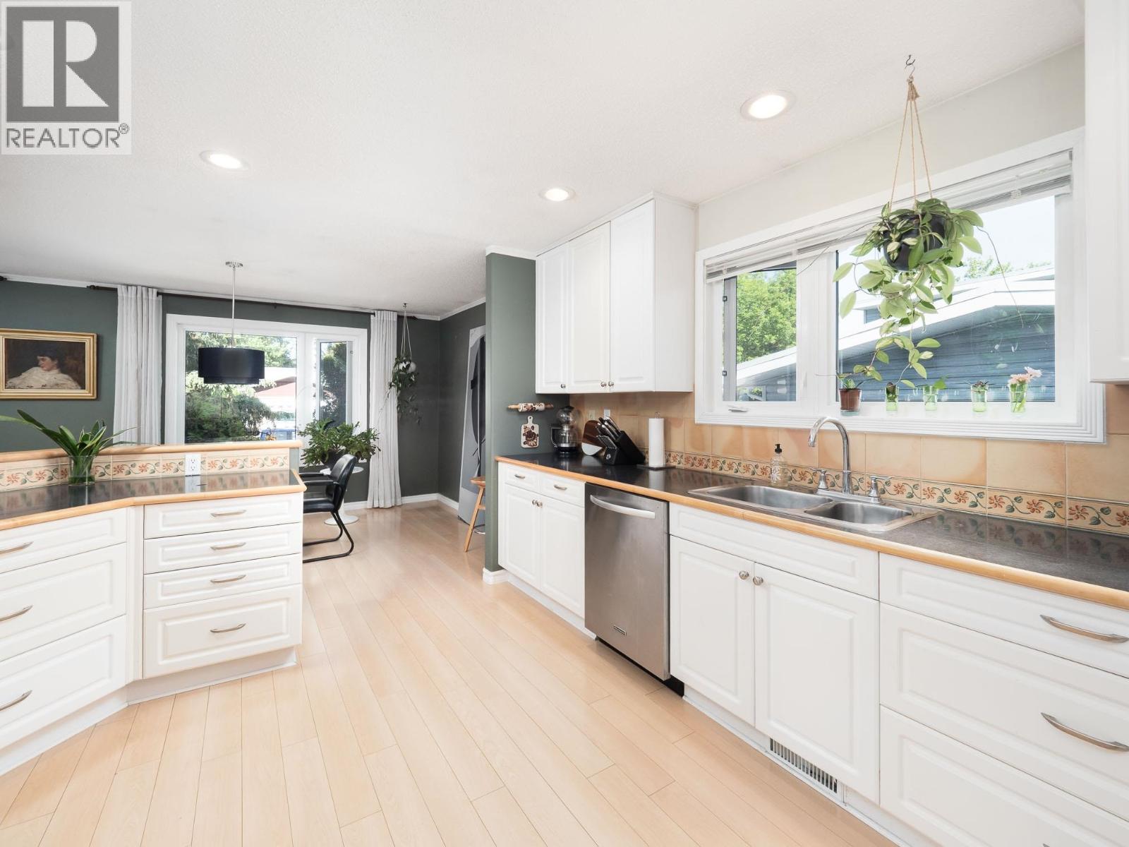 223 KING DRIVE - 14