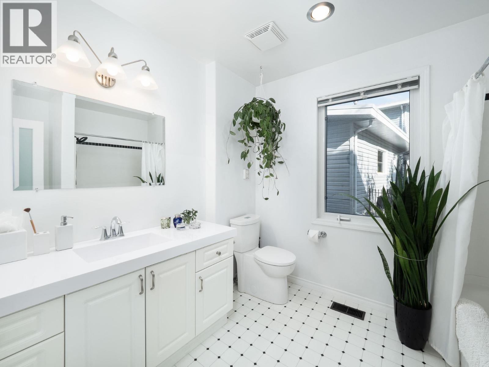 223 KING DRIVE - 28