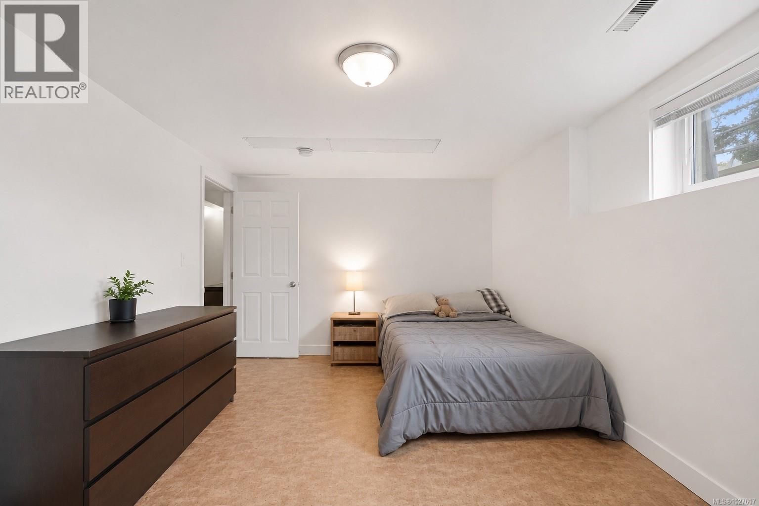1819 Dunnett Cres - 24