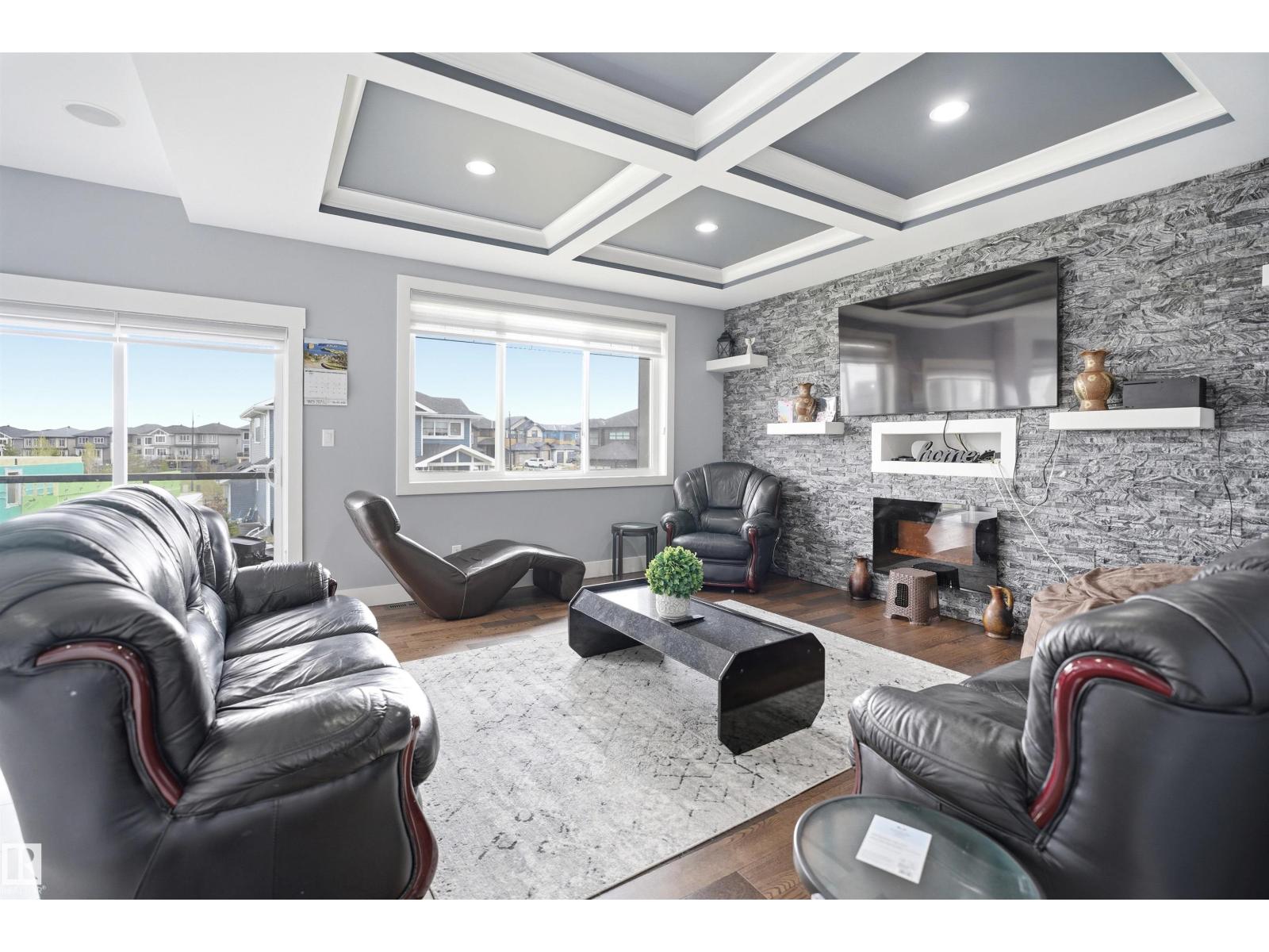 3909 49 Ave - 11