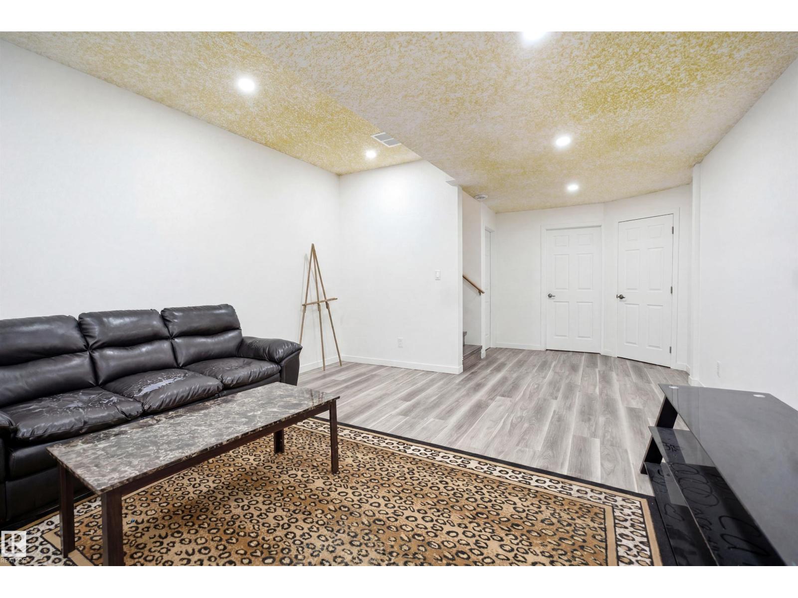 3909 49 Ave - 46