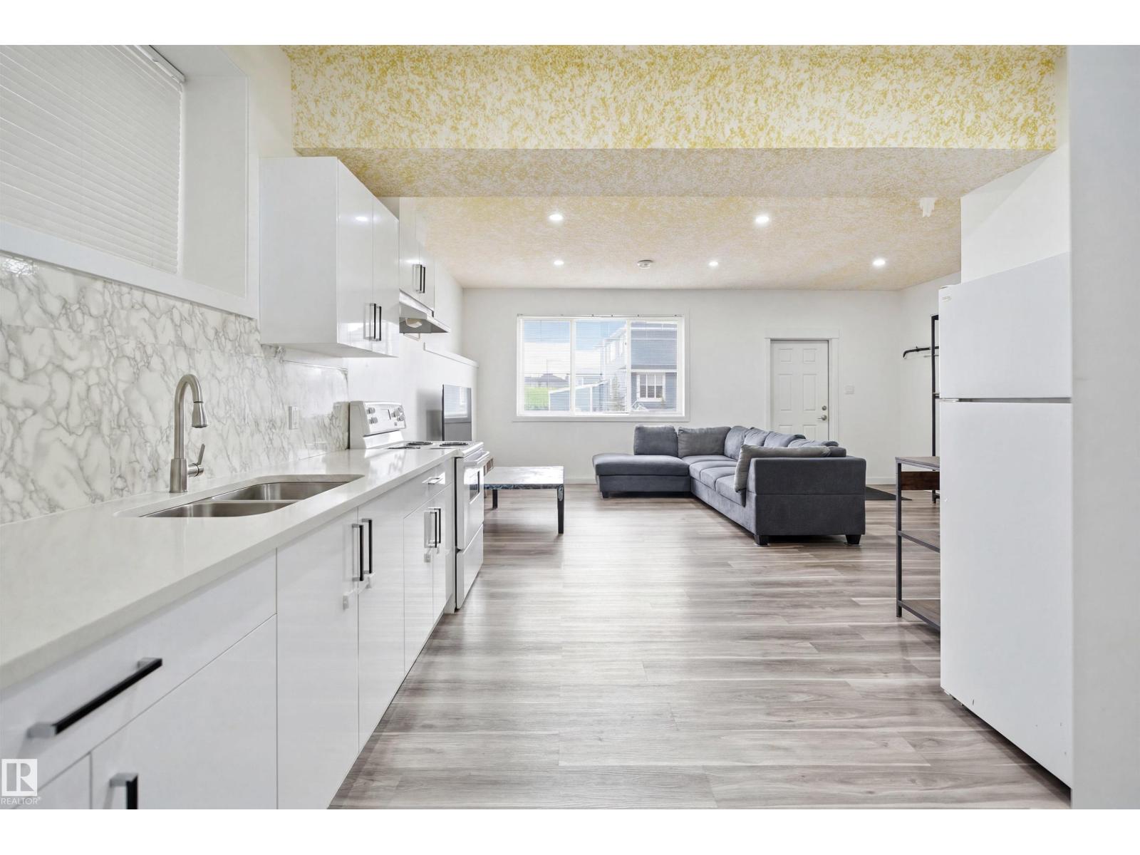 3909 49 Ave - 49
