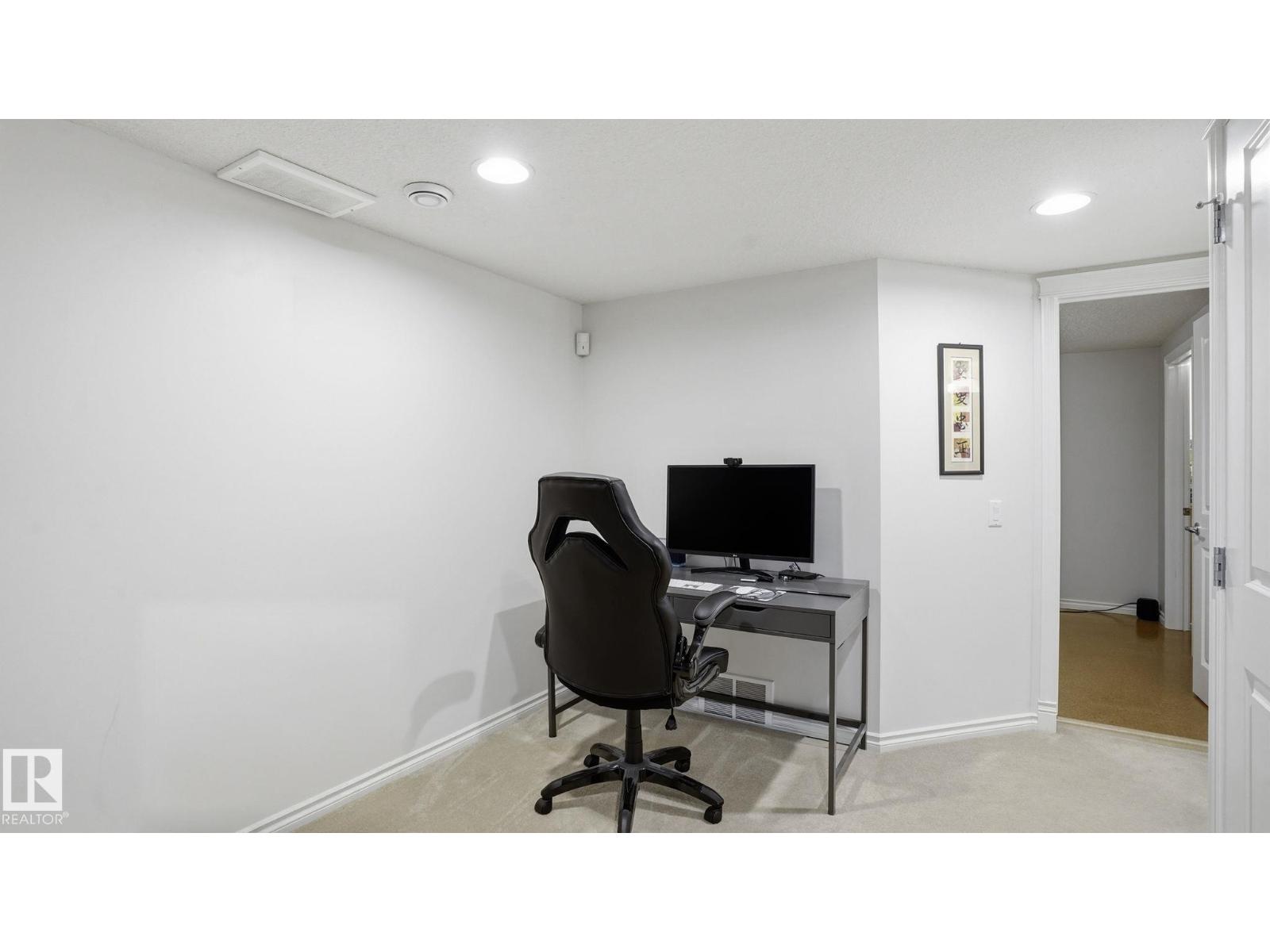9551 73 AV NW - 34
