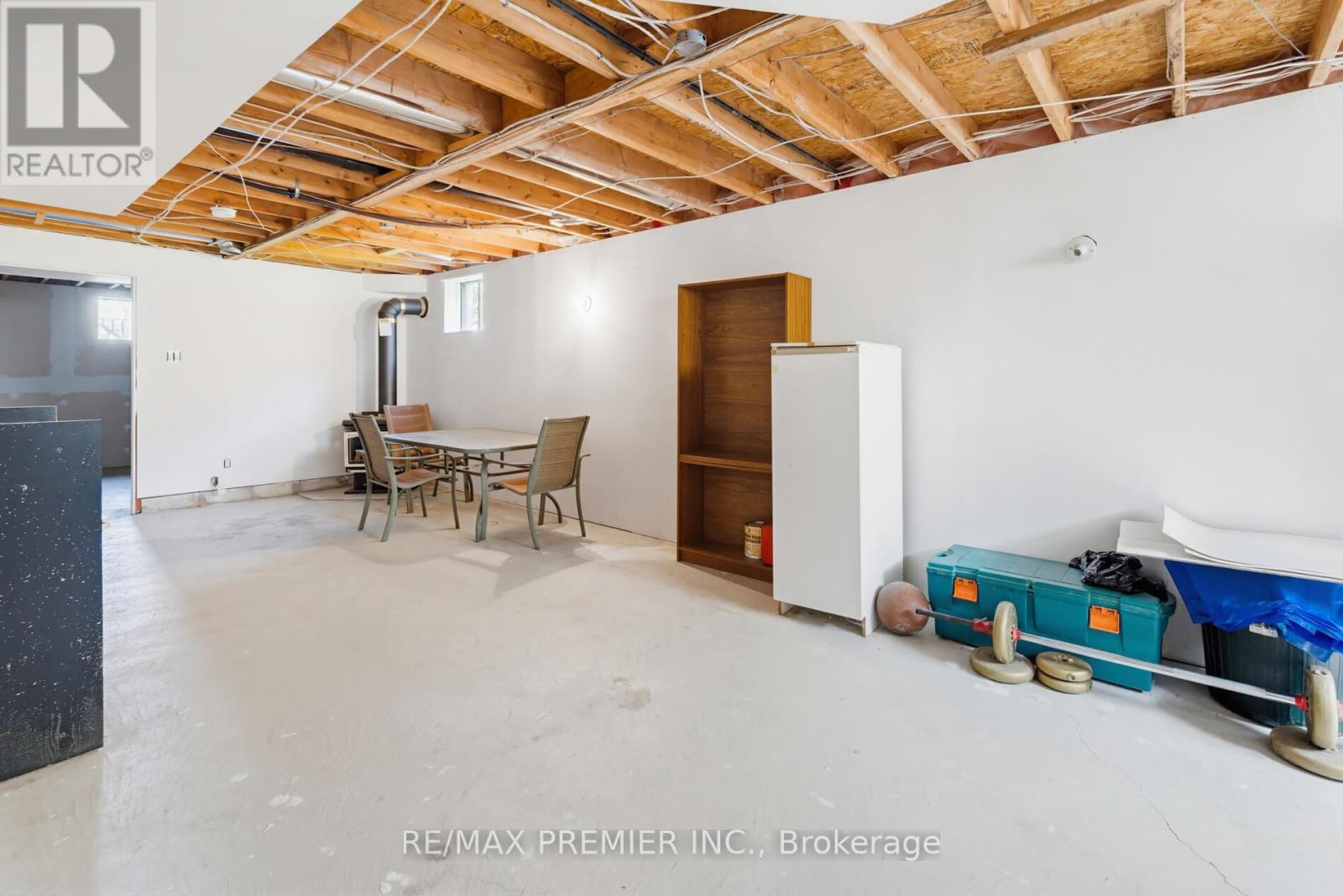 4 D.A. JONES AVENUE - 21