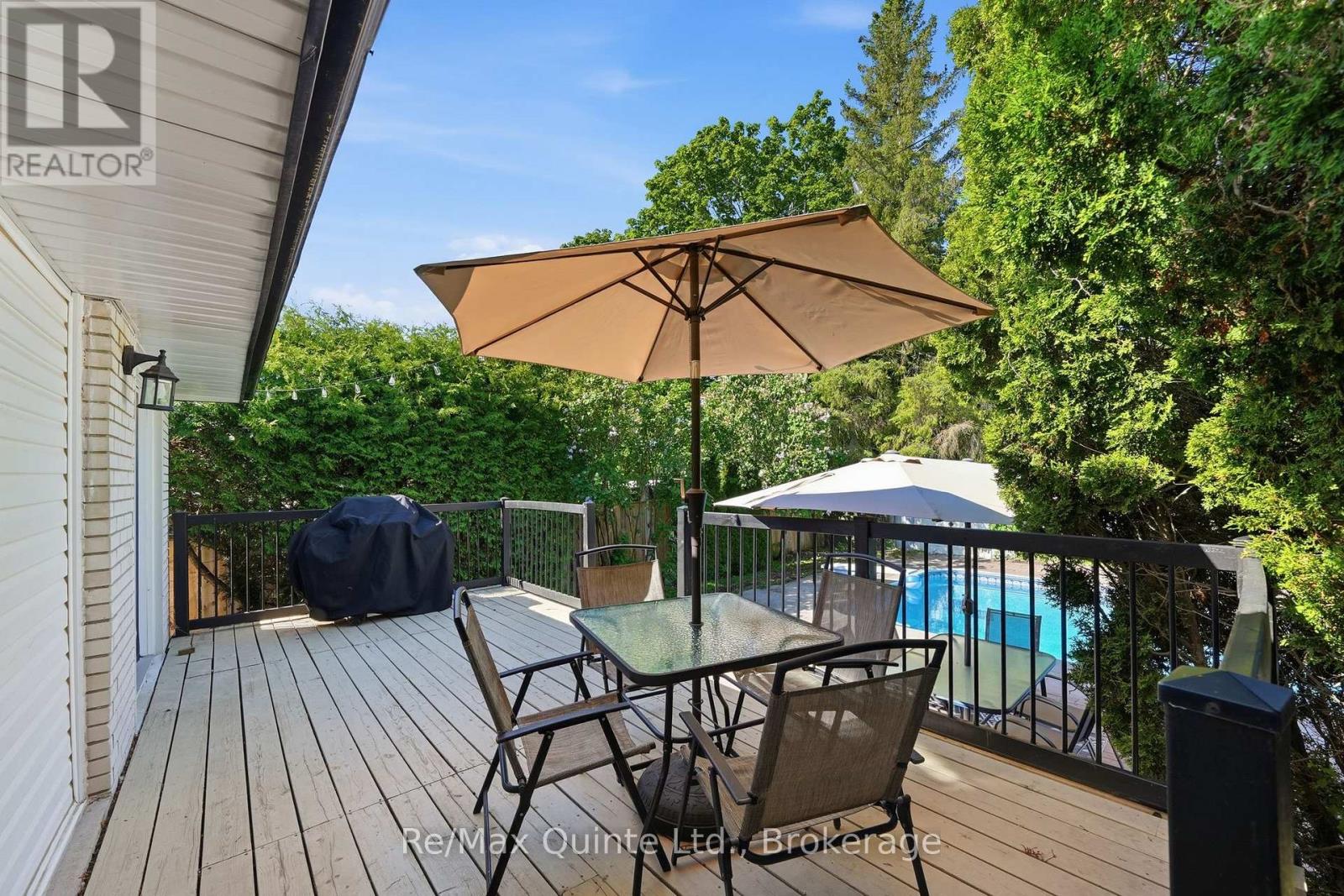 26 APPLEWOOD DRIVE - 34