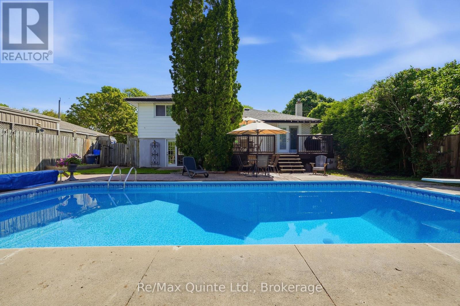 26 APPLEWOOD DRIVE - 38