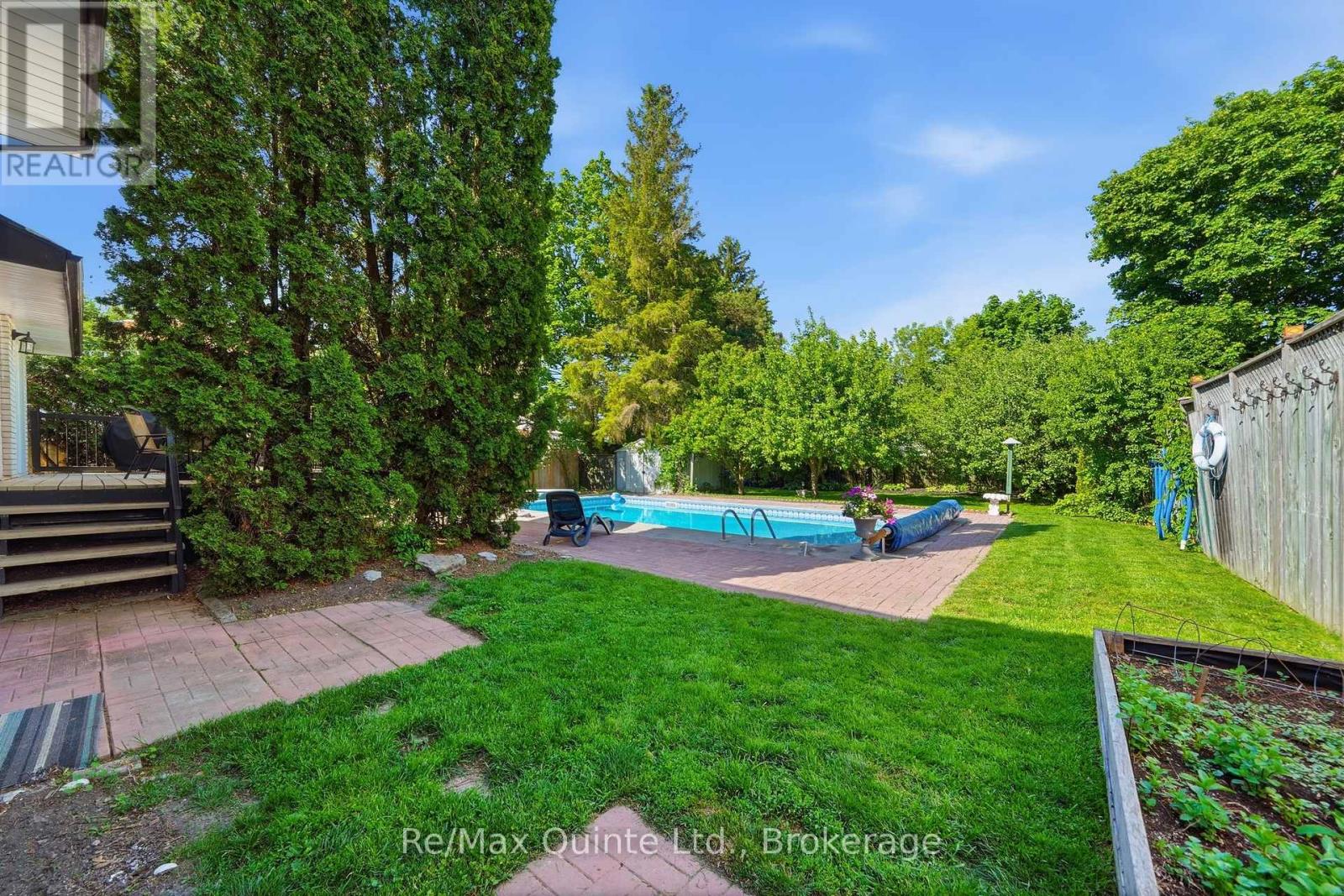 26 APPLEWOOD DRIVE - 39