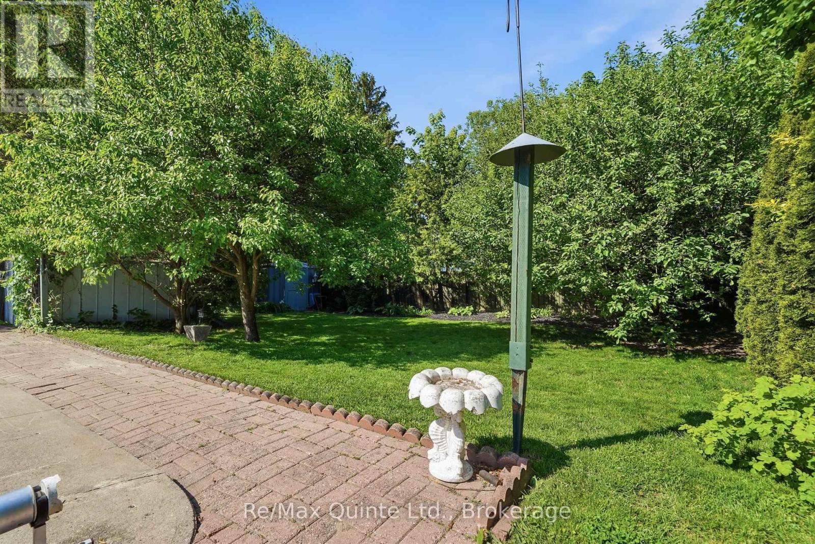 26 APPLEWOOD DRIVE - 40