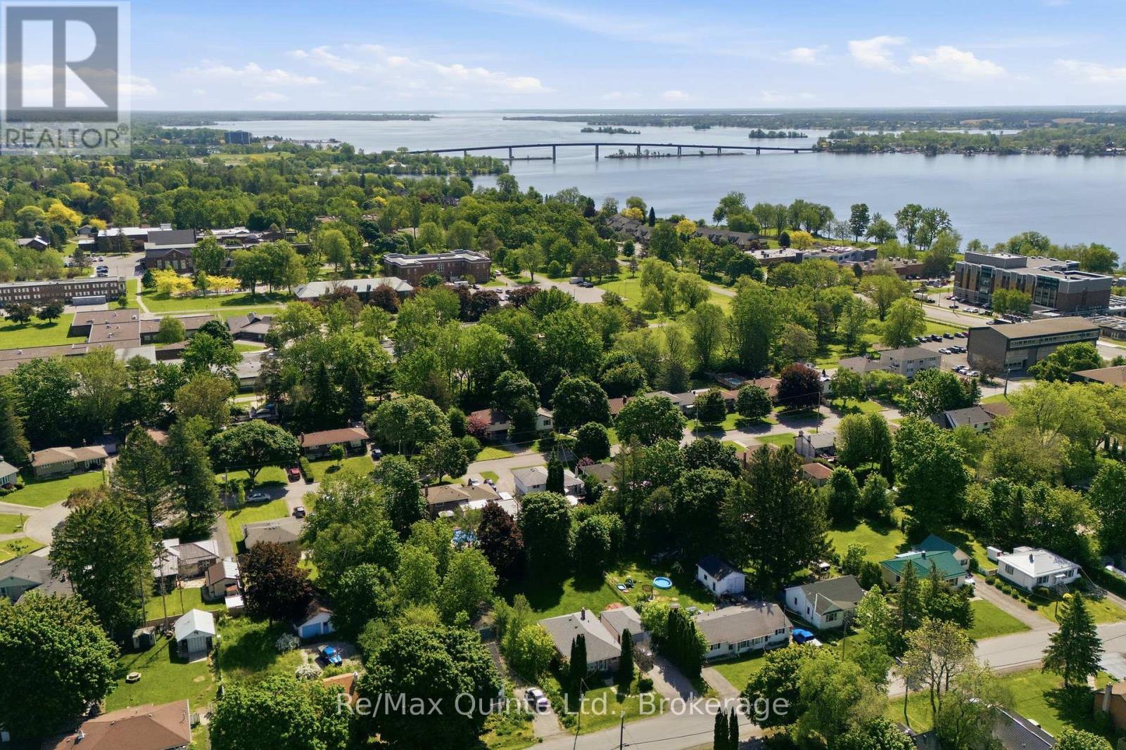 26 APPLEWOOD DRIVE - 44