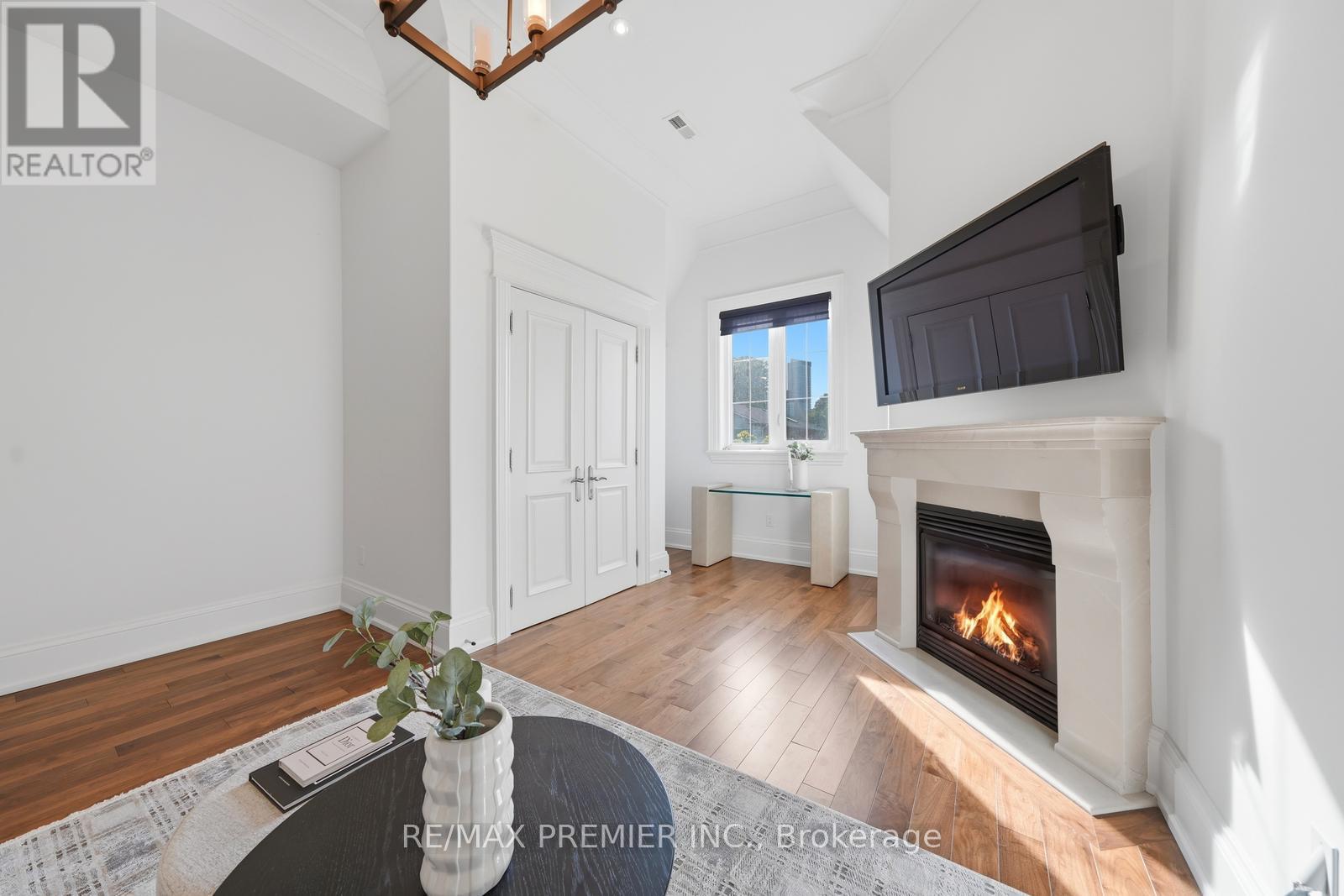 35 NORMANDALE CRESCENT - 25