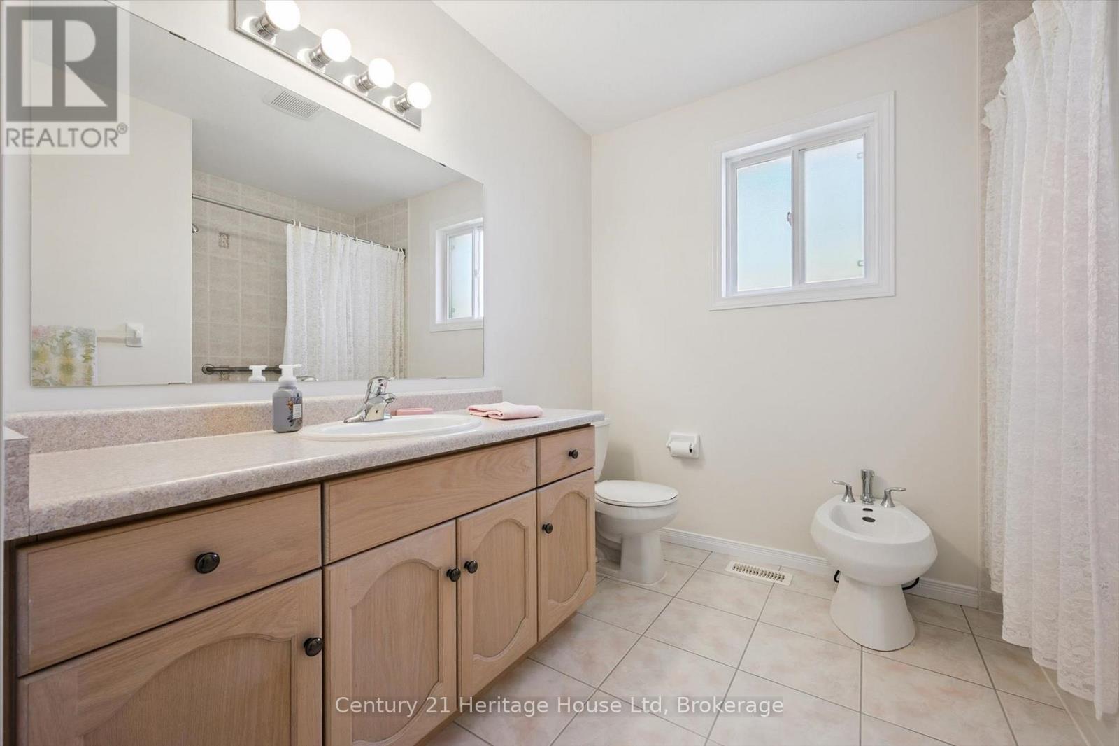 35 SHACKLETON DRIVE - 34