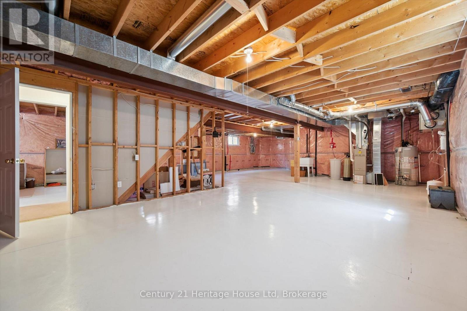35 SHACKLETON DRIVE - 38