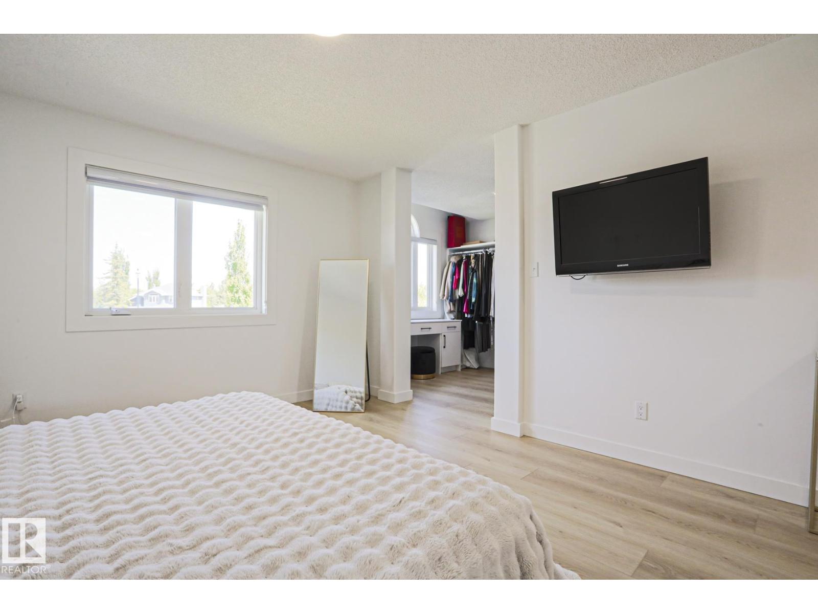 11347 10 AV NW - 20