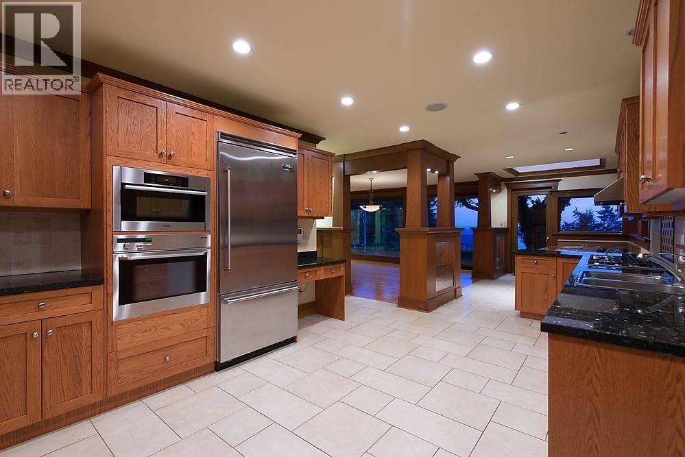 870 KING GEORGES WAY — photo 3