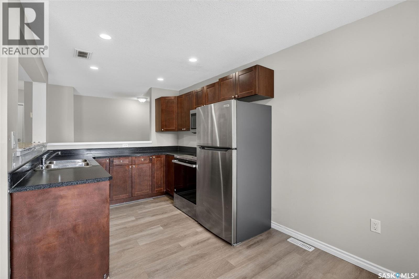 #109 515 28th STREET E - 11