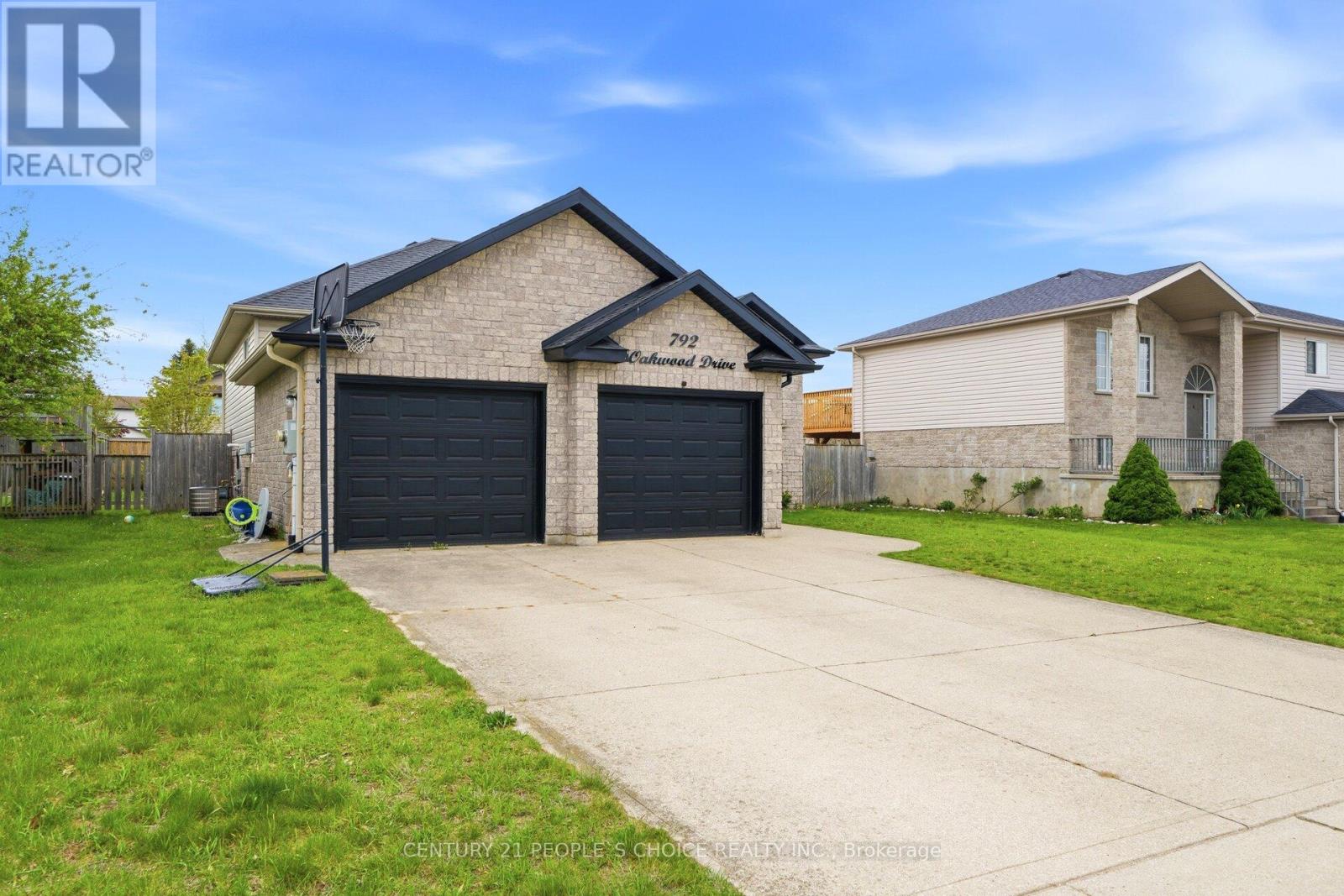 792 OAKWOOD DRIVE - Image 2
