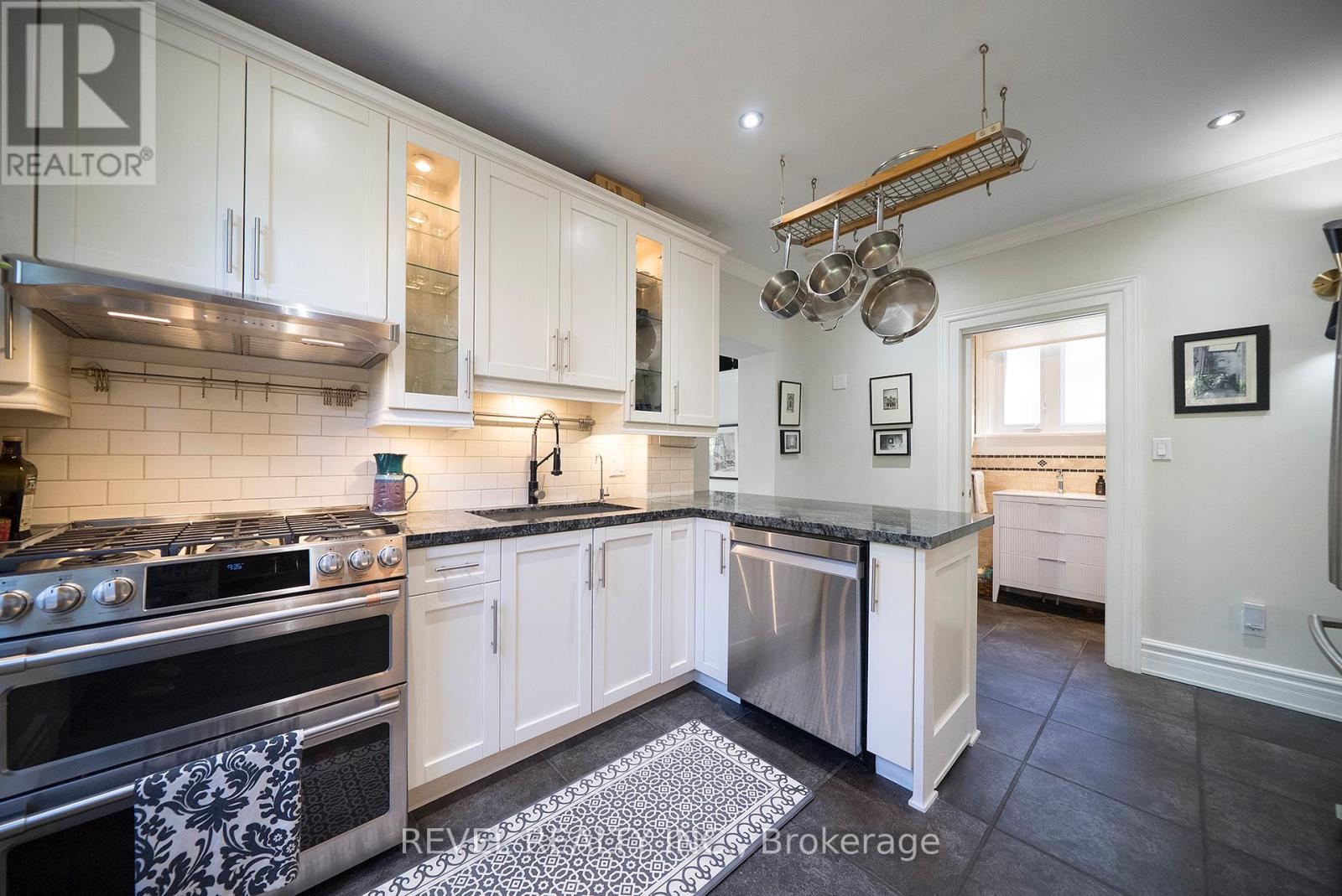 3-bedroom home for sale at 11 CHESTNUT AVENUE, Brantford ON · photo 15 of 51