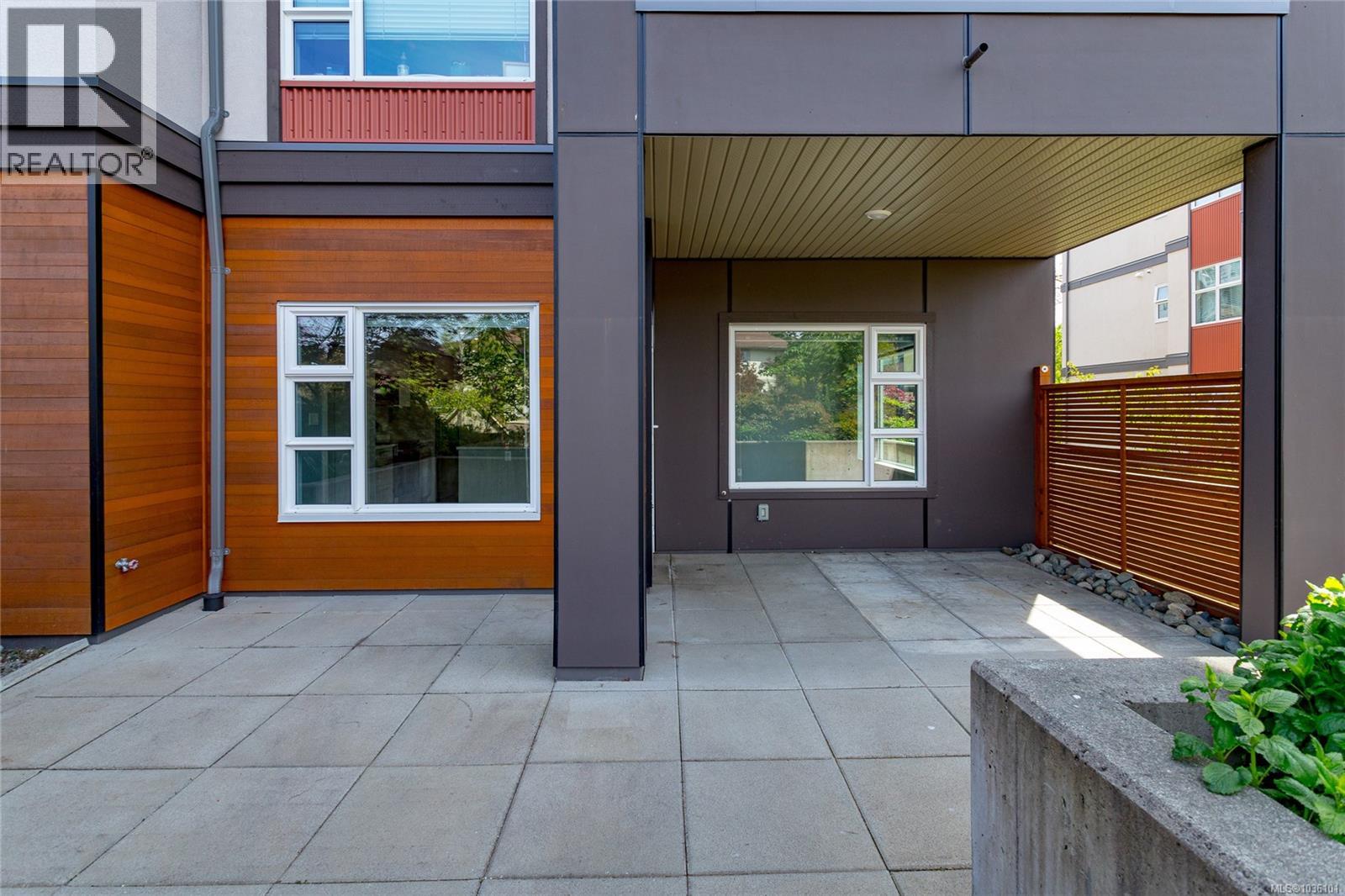 102 3333 Glasgow Avenue, Saanich