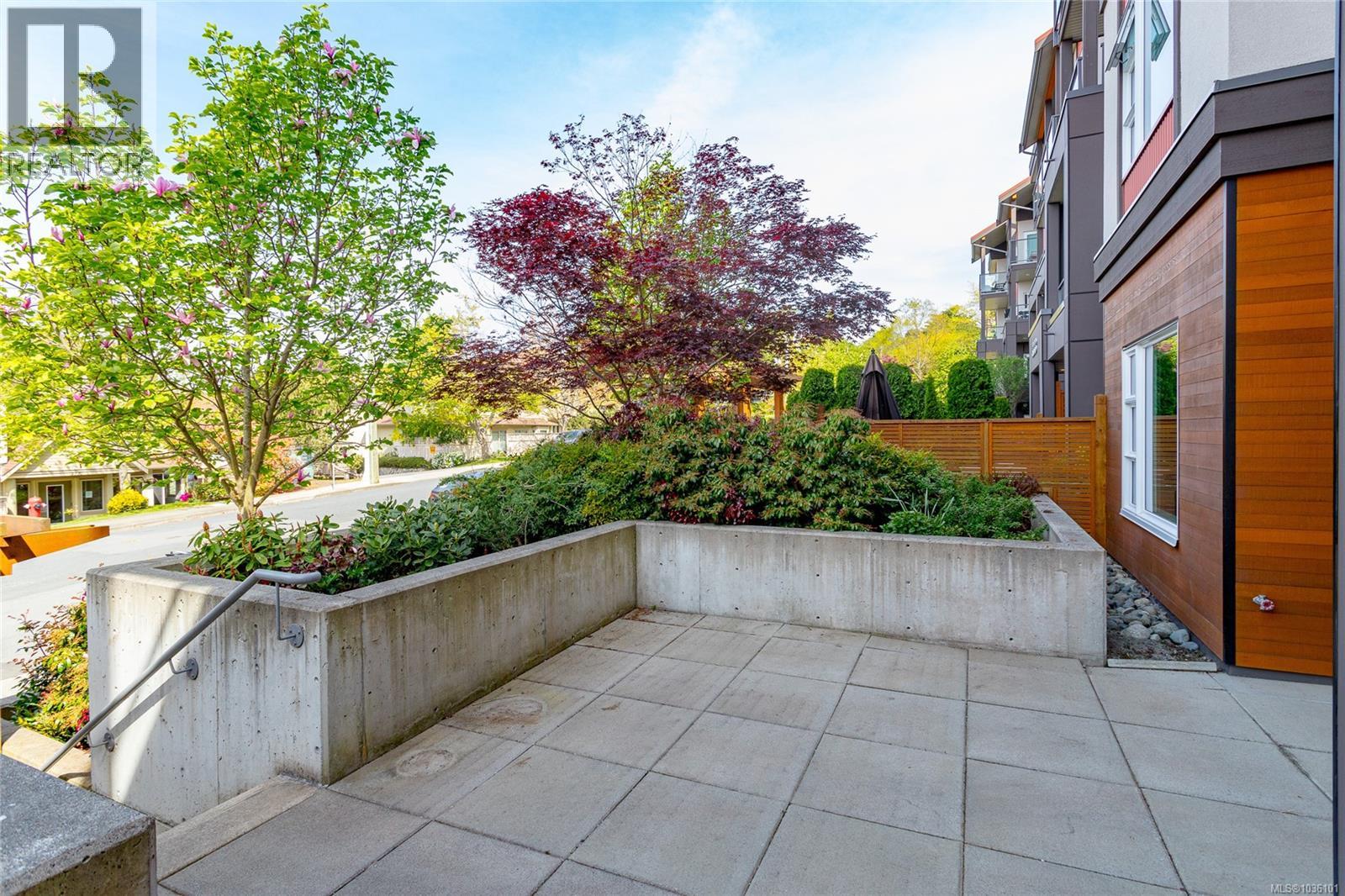 #102 3333 Glasgow Ave - 39