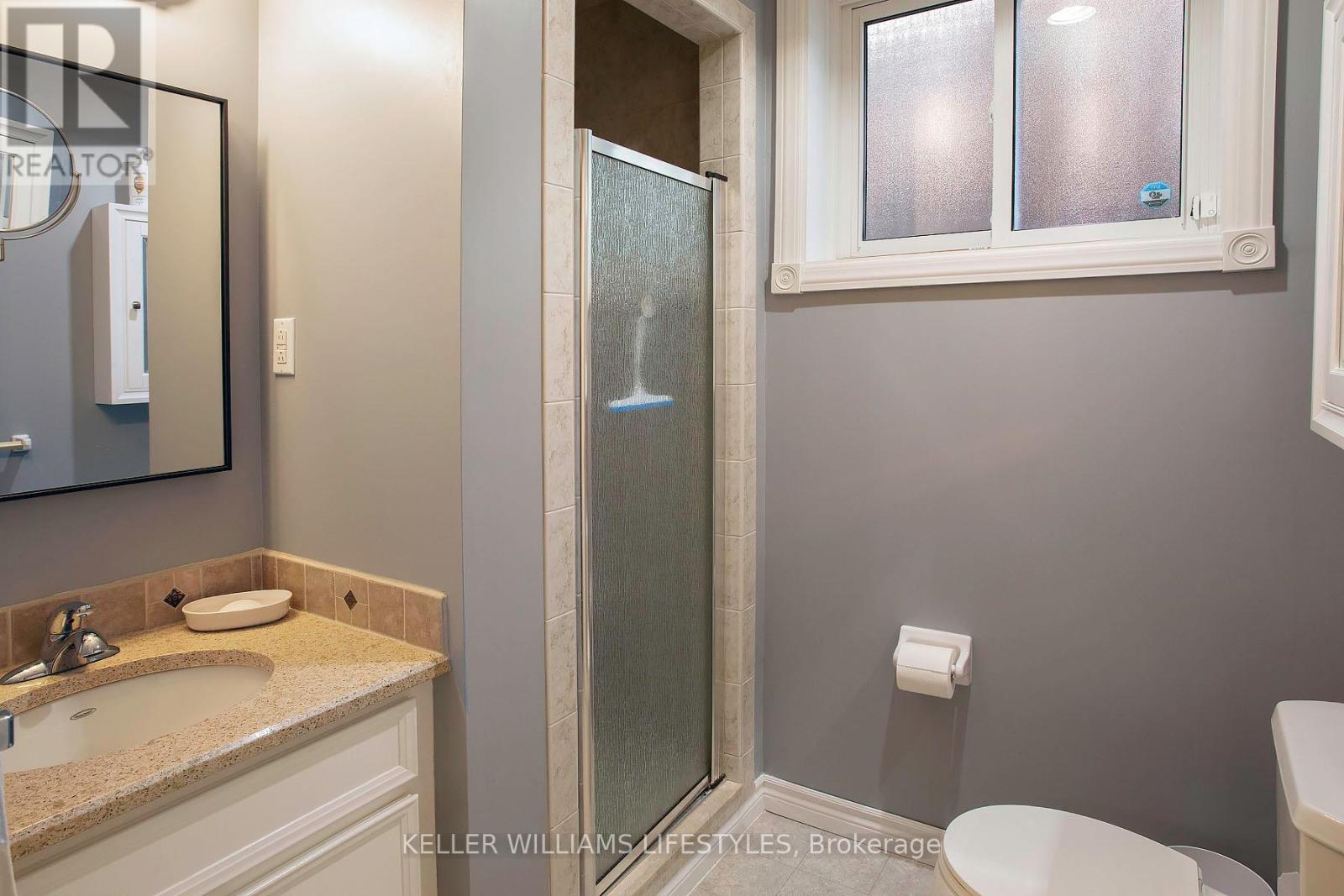 128 CLARENDON CRESCENT - 27