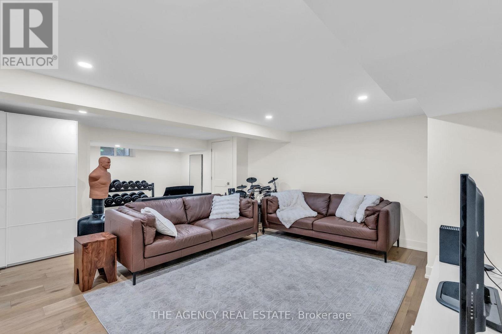 32 HUNT VILLAGE CRESCENT - 32