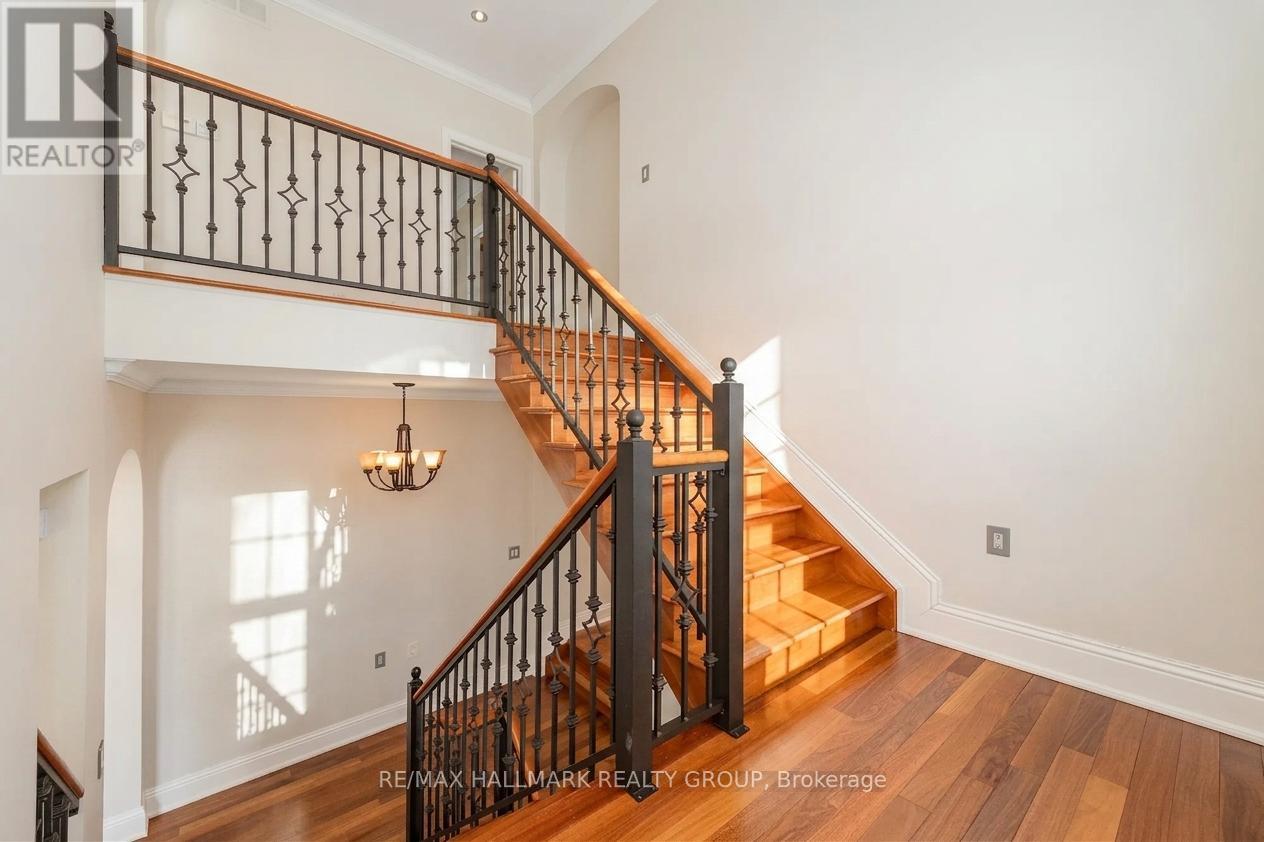 5800 QUEENSCOURT CRESCENT - 30