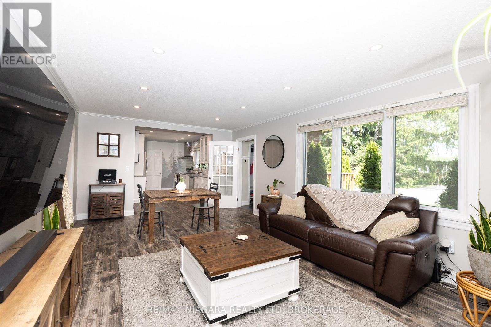 31 CARLTON AVENUE - 23
